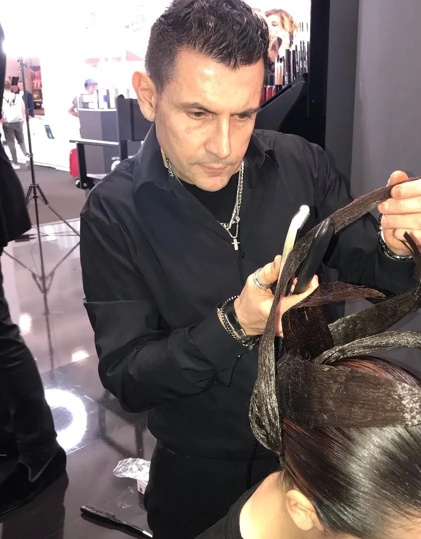 Daniele Di Giuseppe modella i capelli di una modella nel backstage del Cosmoprof