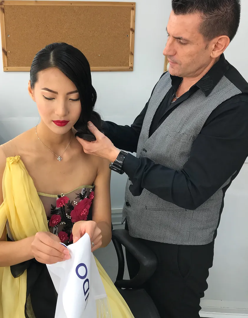Daniele Di Giuseppe pettina una modella in abito giallo al Gran Galà della Moda