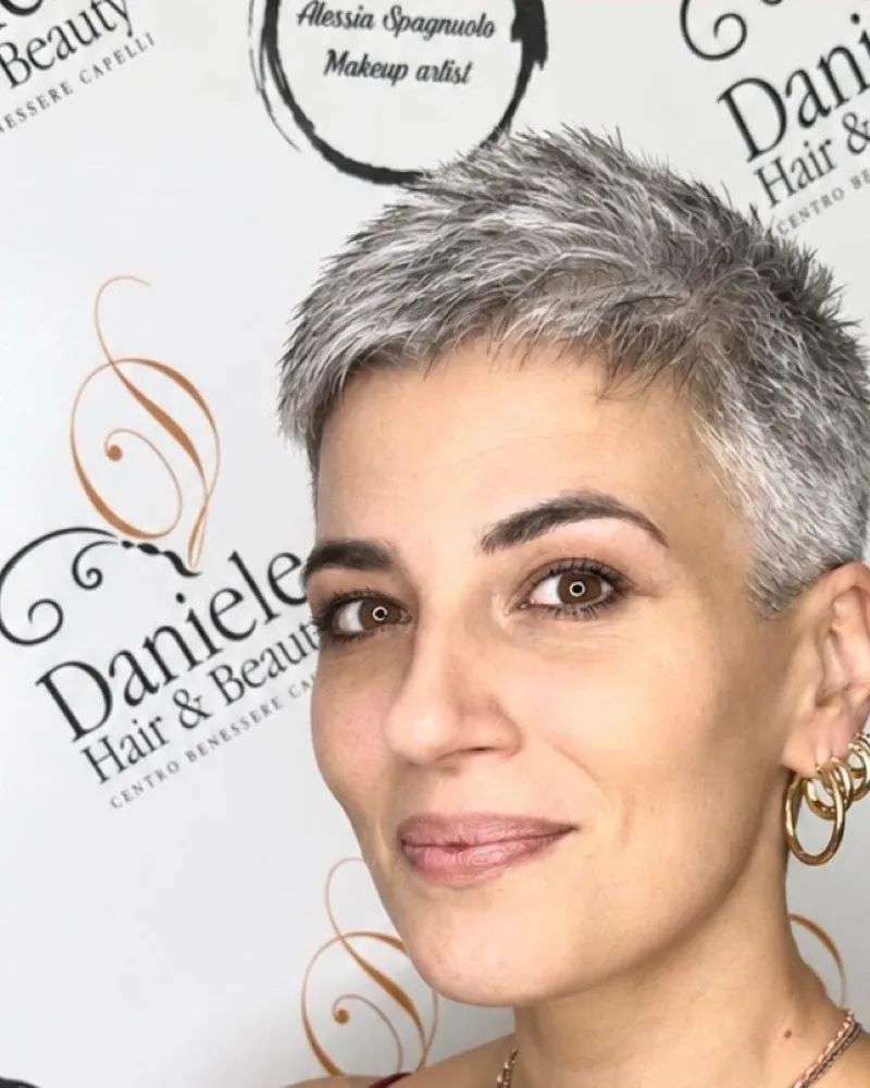 Dopo: taglio corto grigio naturale