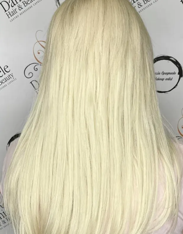 Dopo: capelli lunghi biondo platino con extension