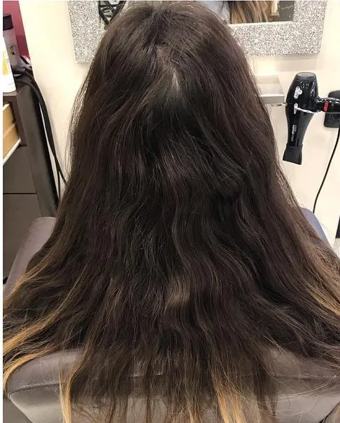 Prima: capelli lunghi castano scuro
