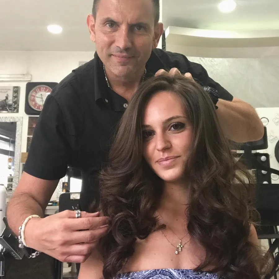 Daniele con una cliente dai capelli lunghi e mossi