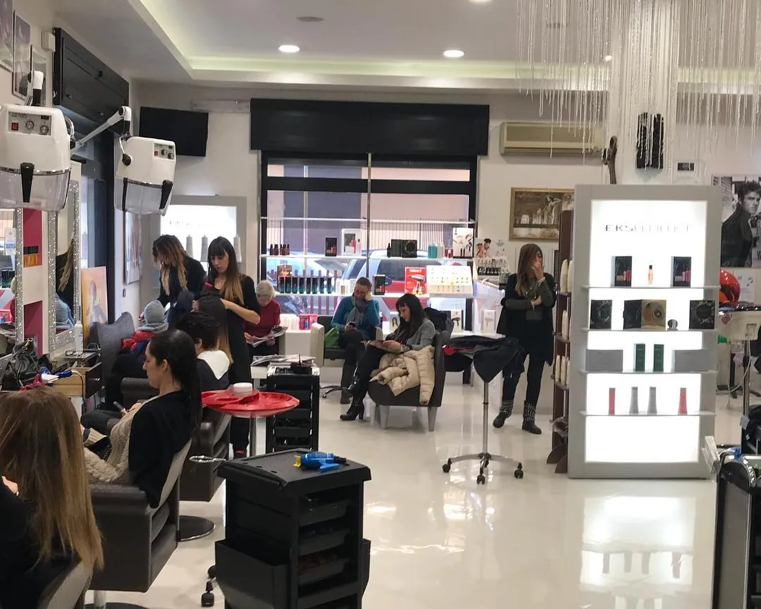 L’interno del salone con le postazioni, gli specchi e lo scaffale dei prodotti