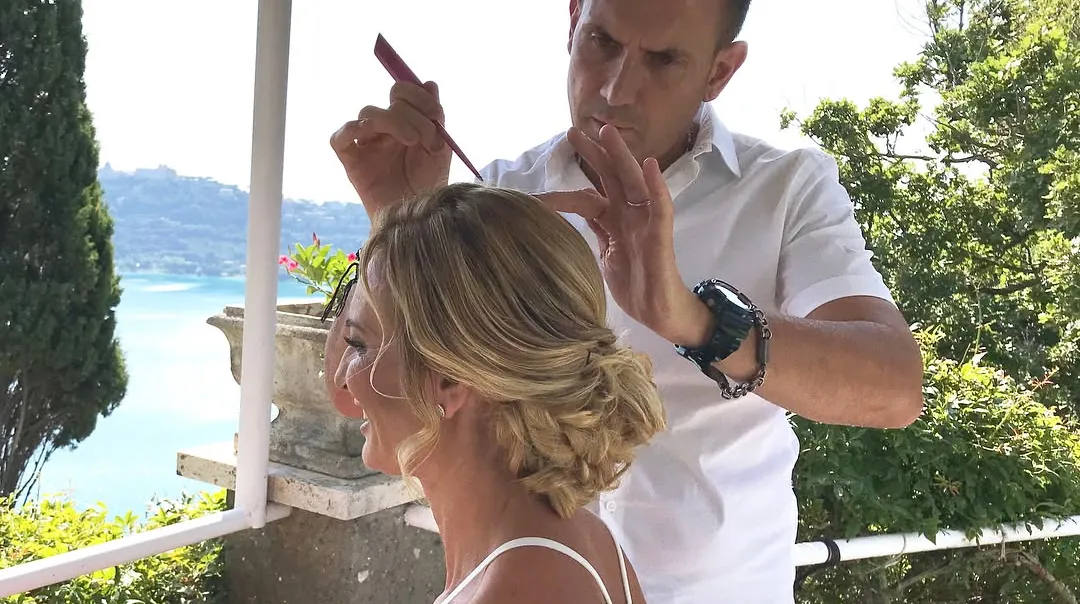 Daniele pettina una sposa su una terrazza con vista sul lago
