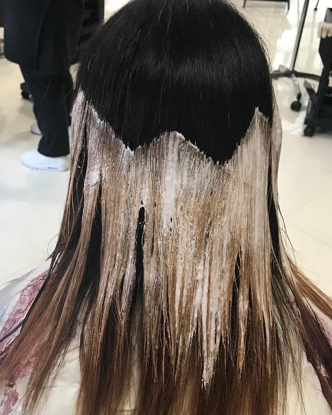 Colore steso a ciocche su capelli lunghi castani