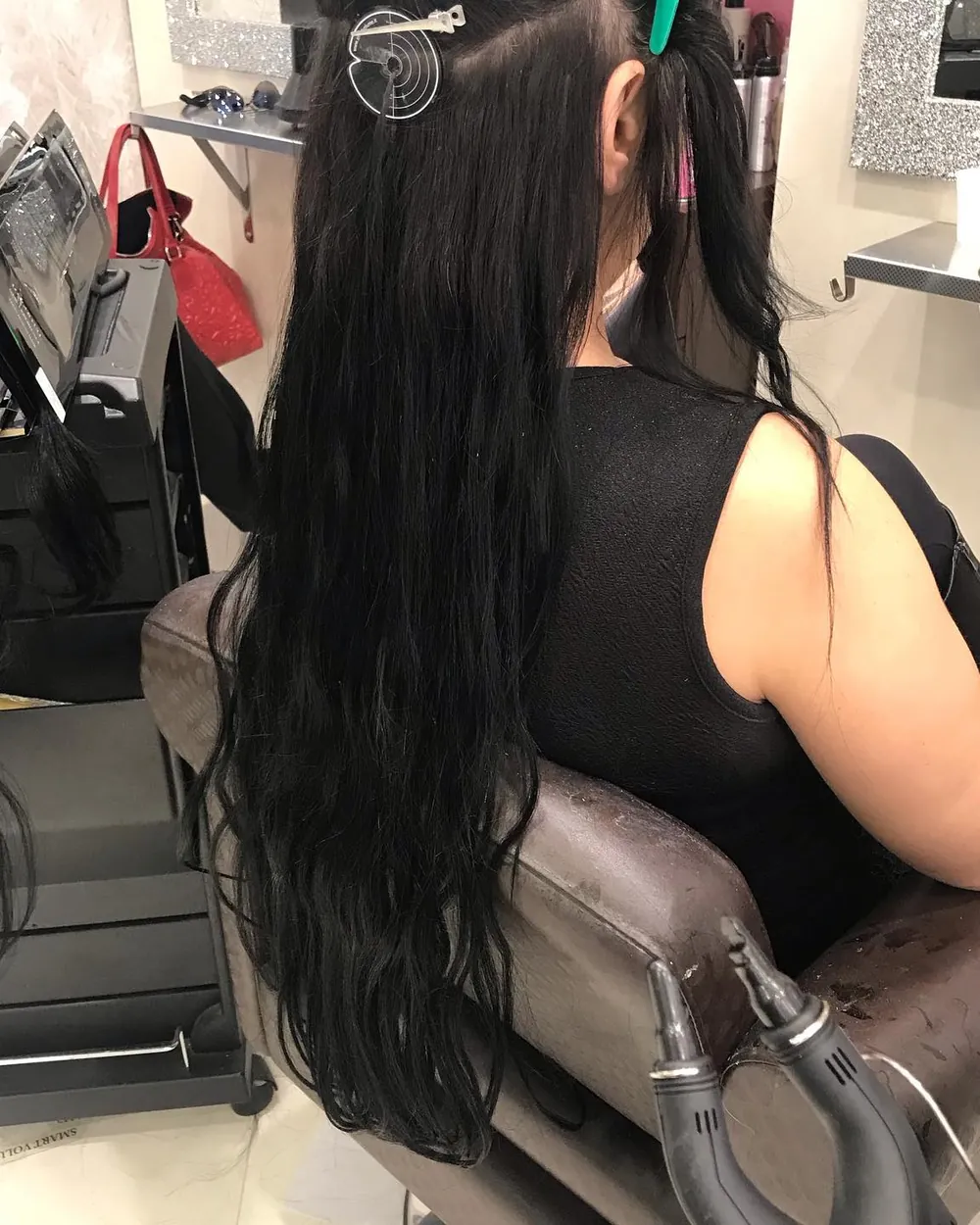 Capelli lunghi neri con extension, in salone